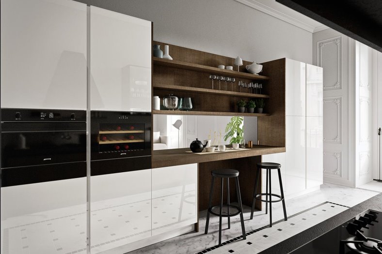 Cucina bianca laccata lucida con elettrodomestici neri e mensole in legno