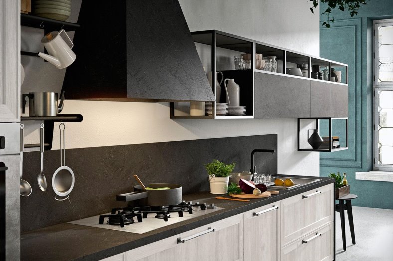 Cucina con piano, alzatina, cappa e contenitori in nero effetto cemento