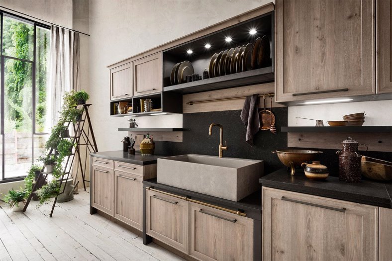 Cucina in legno di rovere con piano nero in stile country chic