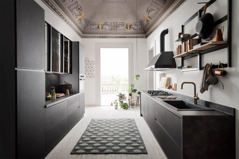 Cucina nera su due pareti con cappa di design