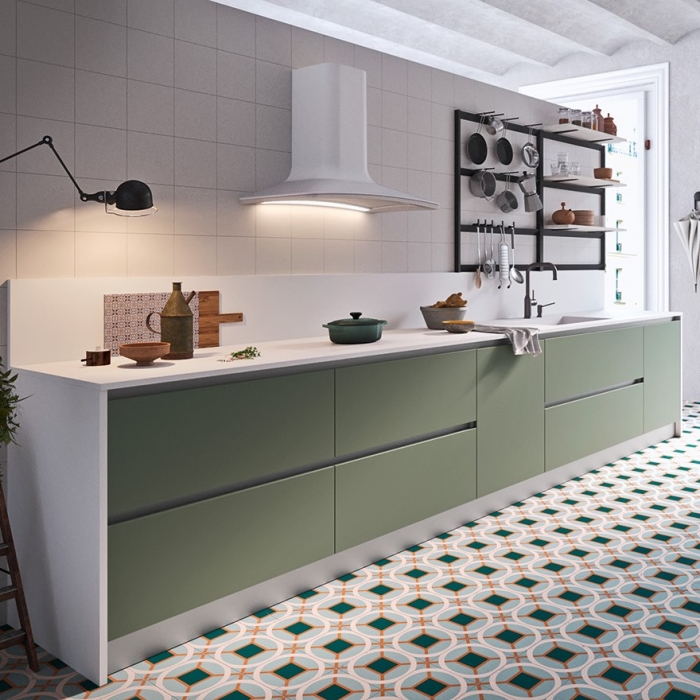 Cucina moderna arredata nei toni del verde e del bianco e pavimento con fantasia geometrica