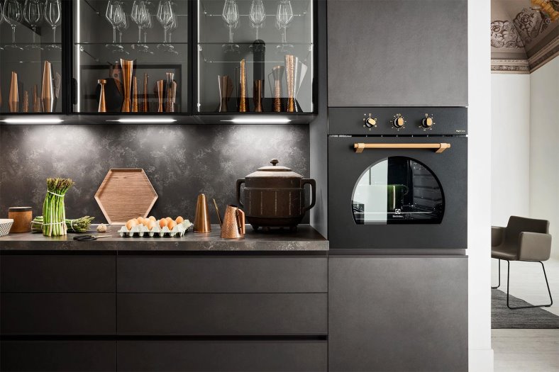 Cucina total black con maniglie e accessori color rame