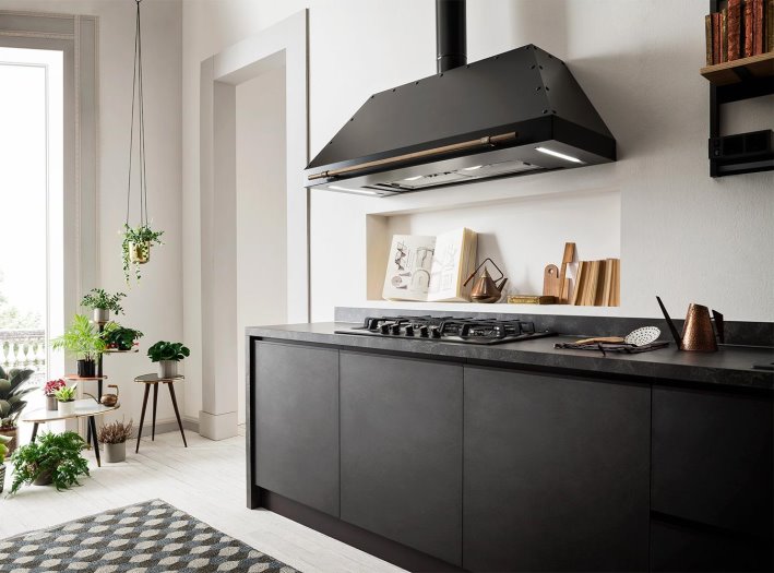 Cucina nera con grande cappa in stile industrial