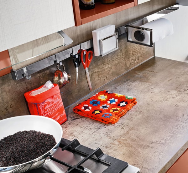 Cucina con piano in laminato effetto Corten Cucina con piano in laminato effetto Corten