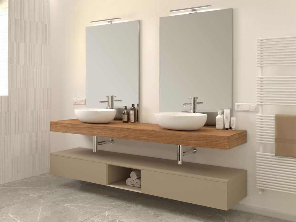 Visuale del bagno padronale en suite con mobile a doppia vasca e due specchiere
