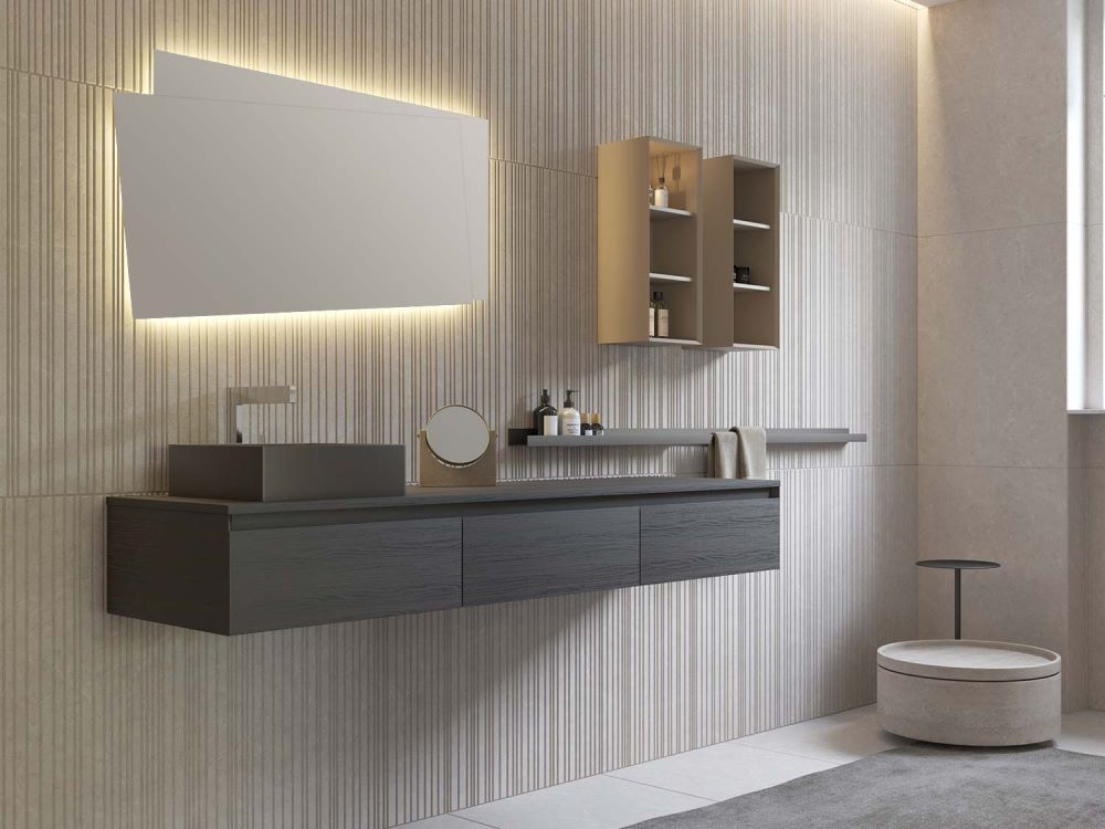 Visuale del bagno en suite con mobile sospeso e lavabo decentrato