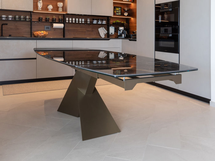 Dettaglio del tavolo allungabile con piano in ceramica lucida e base in metallo verniciato