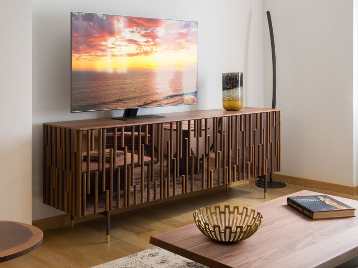 Credenza di design utilizzata come mobile TV