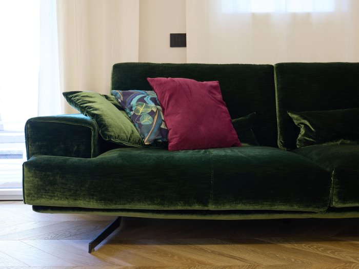 Dettaglio del divano con profondità di seduta regolabile
