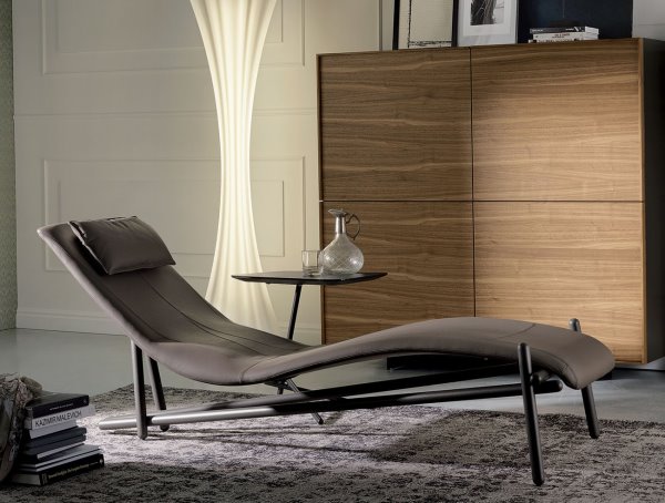 Angolo lettura con chaise longue, lampada, madia contenitore