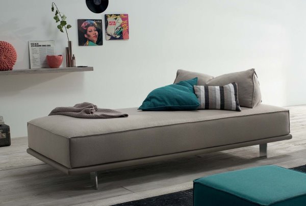 Angolo relax con chaise longue imbottita e pouf