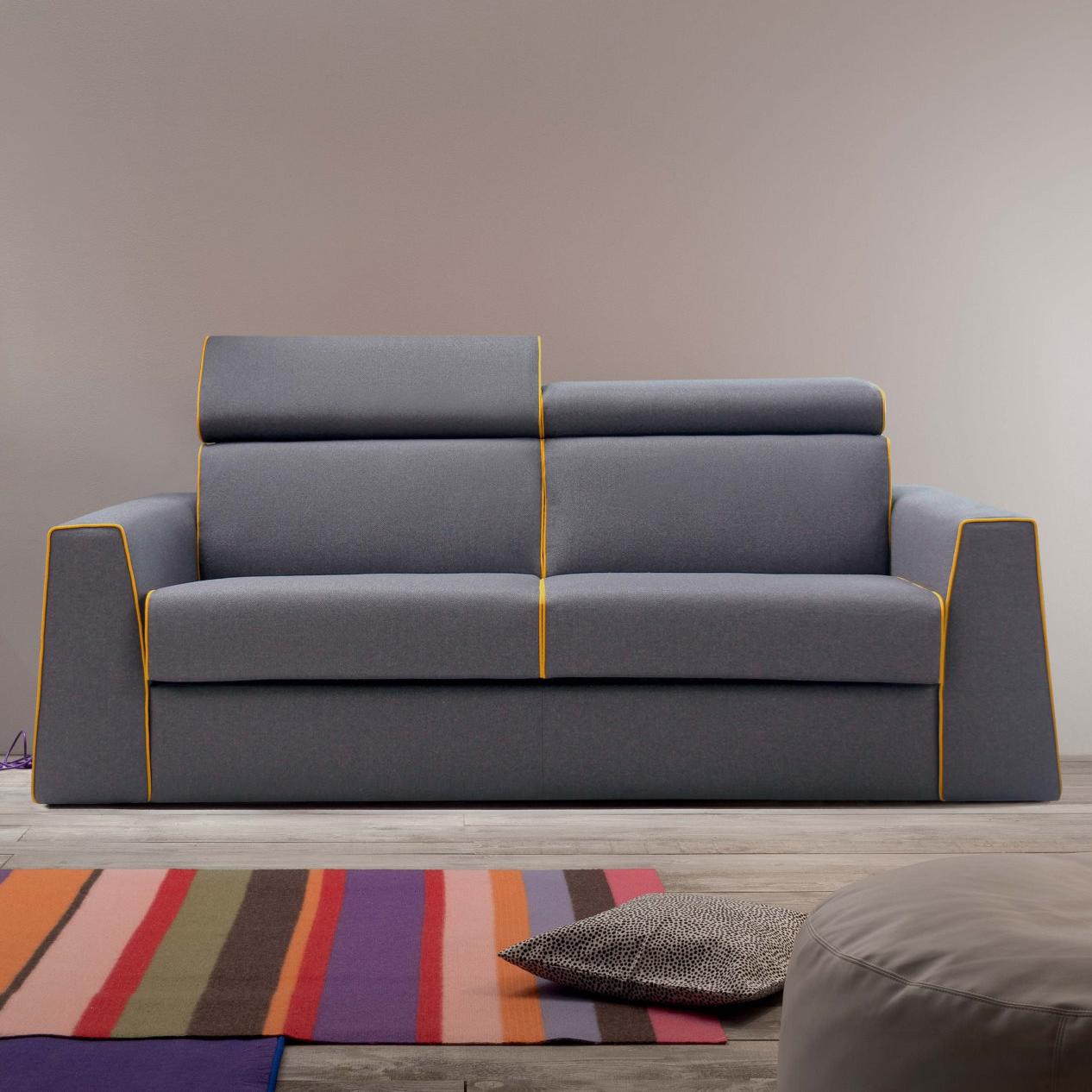 Divano letto grigio e giallo con tappeto colorato Myron