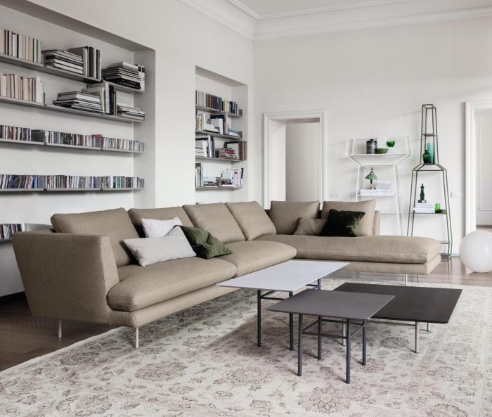 Salotto moderno con grande divano angolare beige Lars e cuscini verdi