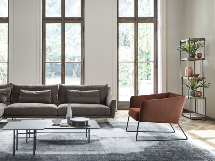 Salotto moderno con grande divano lineare e poltrona di design