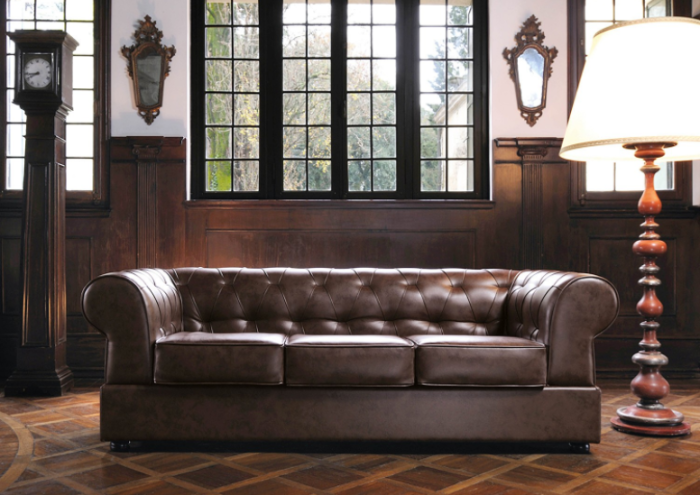 Divano tre posti stile Chesterfield con classico bracciolo alto