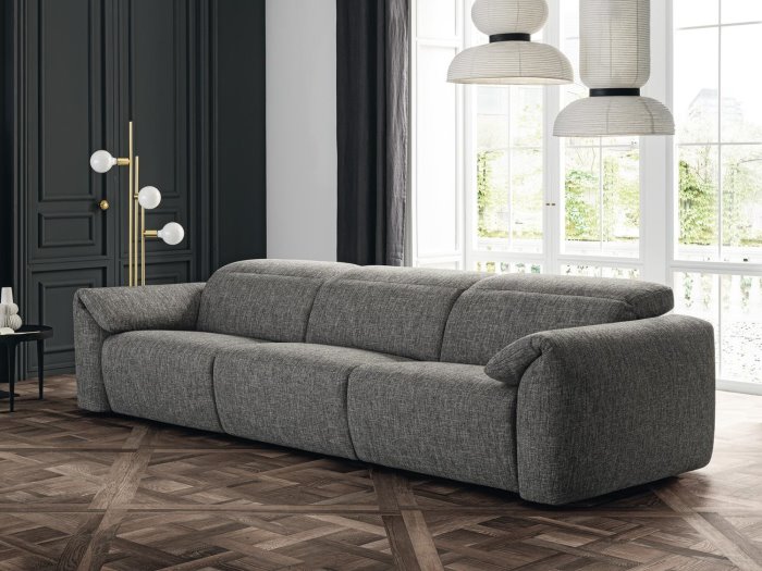 tappeti per salotto da abbianare ad un divano grigio