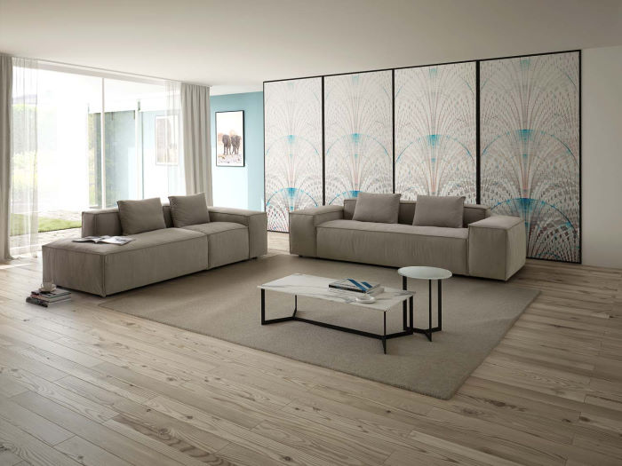 Square - set di divani diversi, non appoggiati al muro, in una configurazione perpendicolare