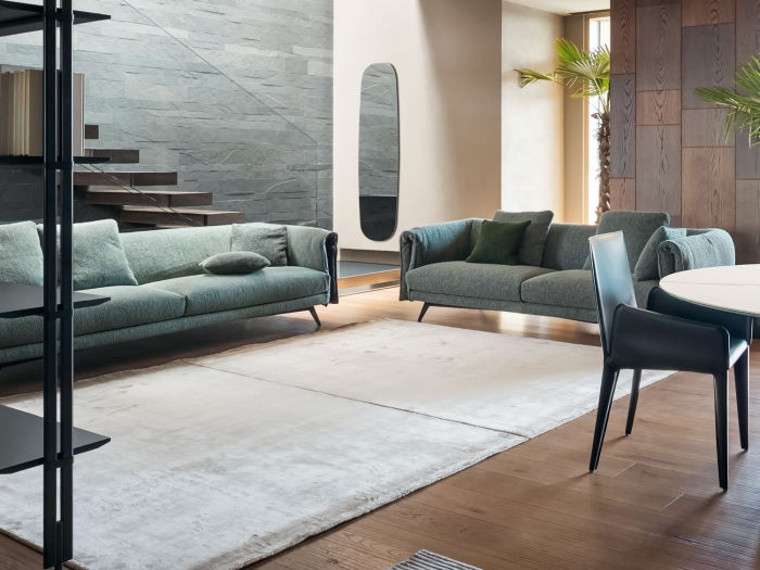 Saddle - composizione con divani di misure diverse posizionati in mezzo a un soggiorno rettangolare