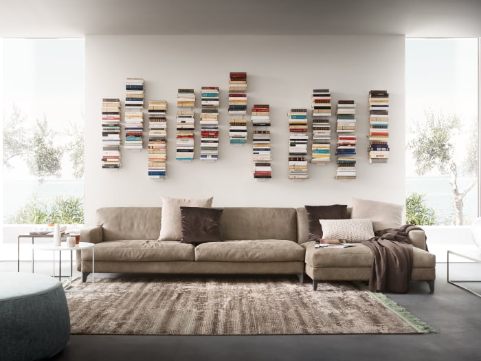 Grande parete con librerie sospese invisibili