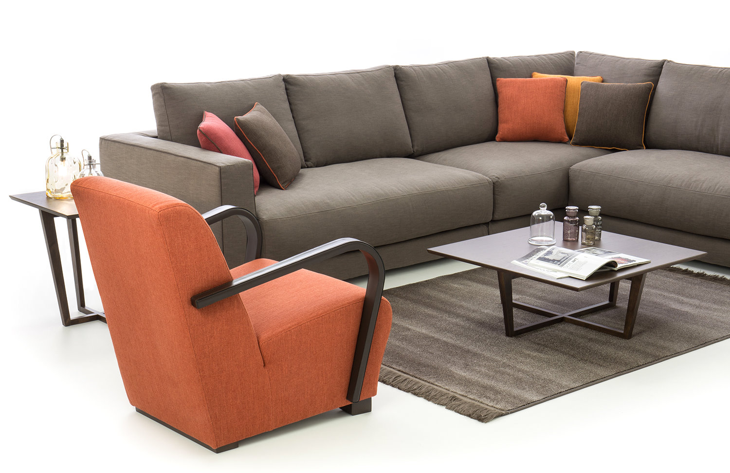 Patio moderno con divano grigio e poltrone imbottite con cuscini