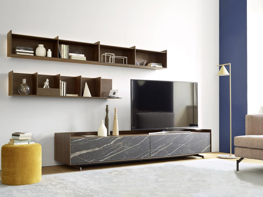 Angolo relax con mobile porta TV in legno e ceramica