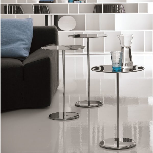 Gliss è un tavolino in metallo cromato con piano rotondo, versatile e facile da spostare.