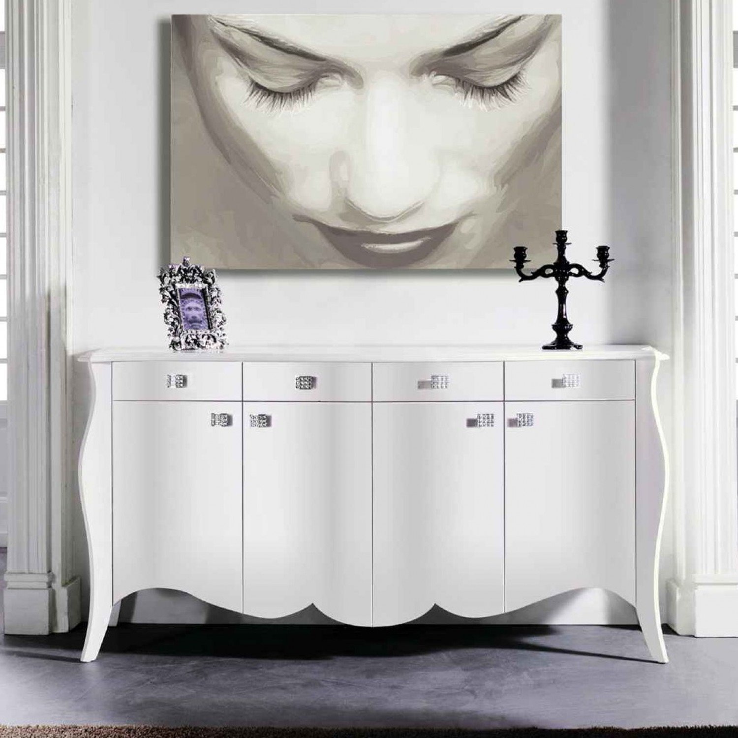 Cleo è una credenza bianca in stile barocco moderno in laccato con dettagli Swarovski.