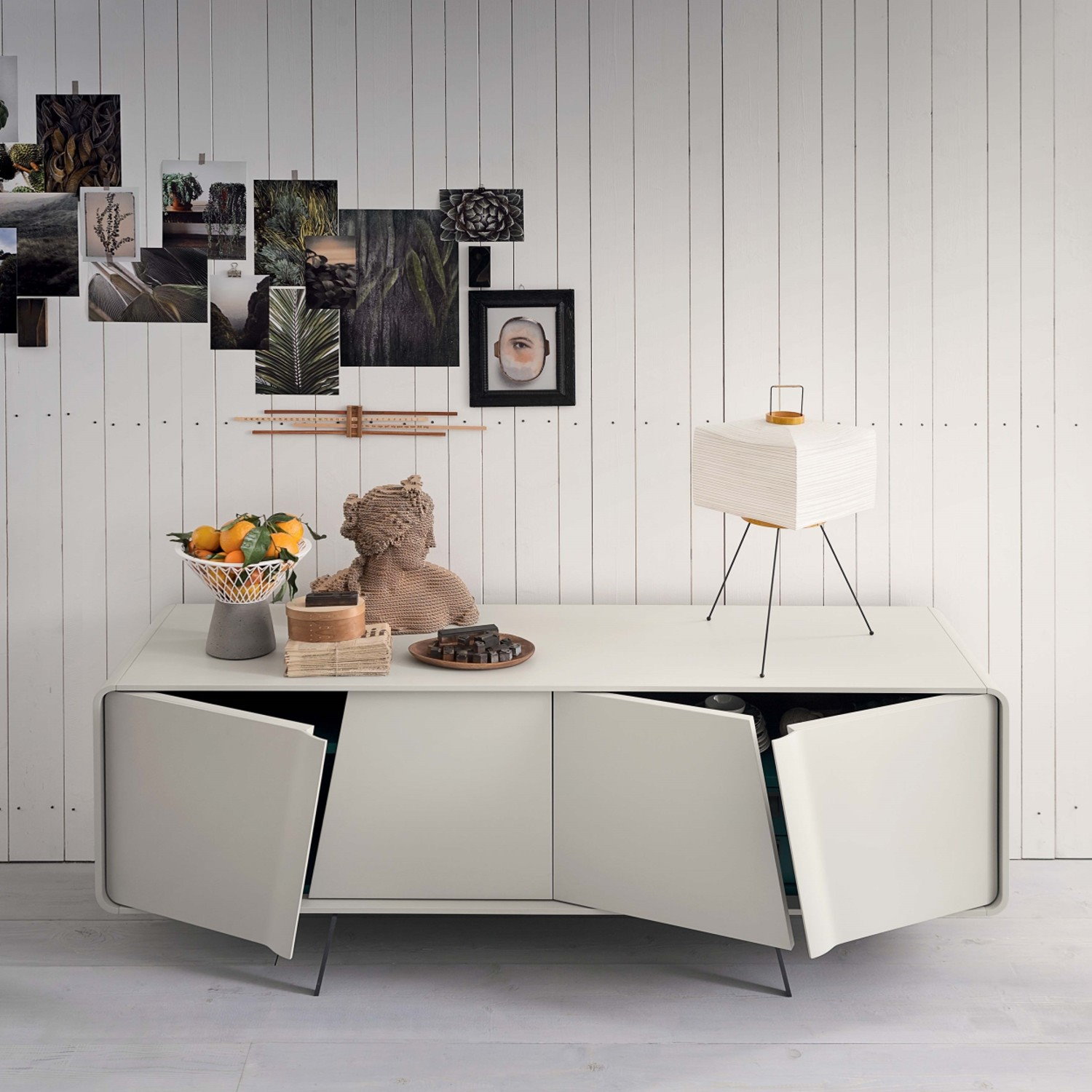 Alias è una moderna credenza bianca di design bassa con interni colorati.
