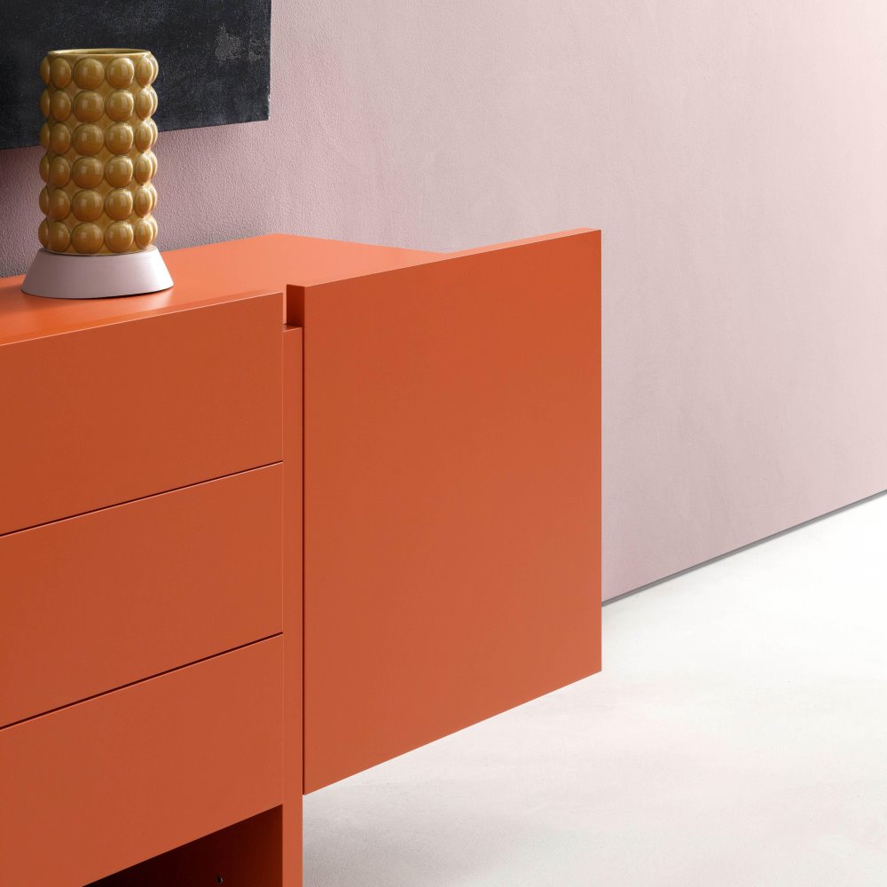 Dettaglio di una moderna credenza laccata arancione Arrow