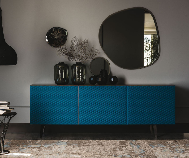 Credenza a tre ante rivestite in pelle blu