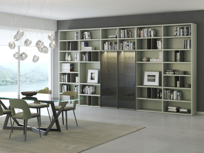 Open space arredato con palette ispirata al colore Martini Olive, pantone autunno-inverno 2022