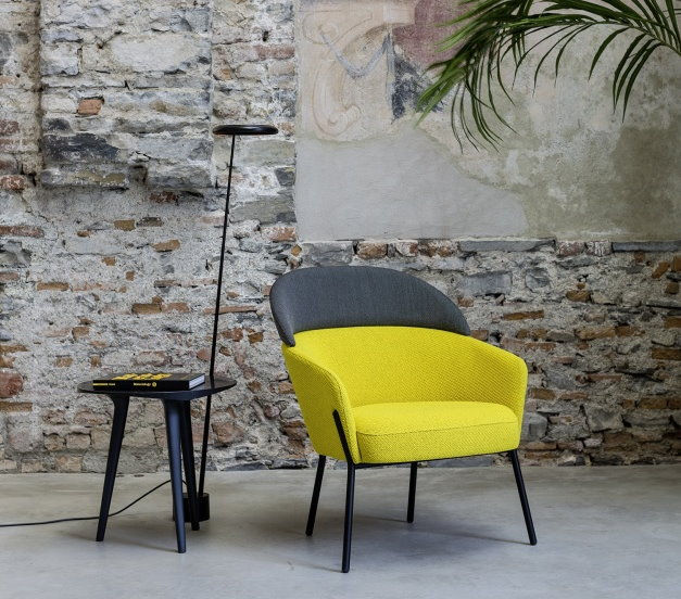 Poltroncina design nera e fluo per ingresso moderno - Just