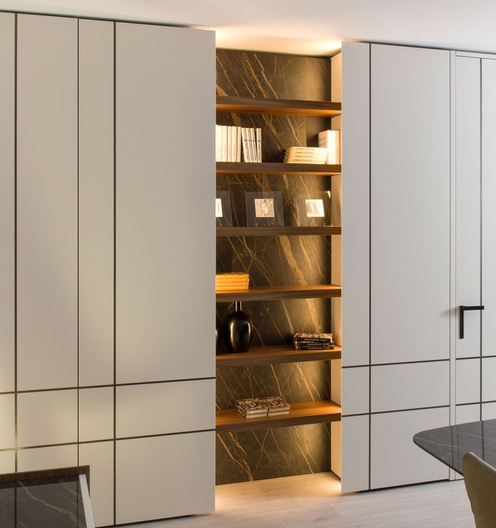 Parete libreria con boiserie e mensole Lounge