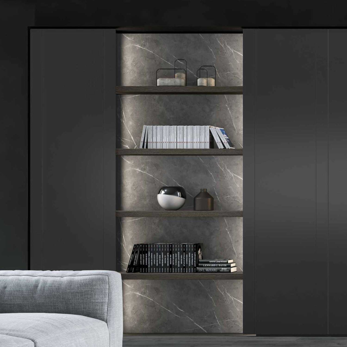 Pannello boiserie Lounge in pietra Laminam Grey e mensole in rovere vissuto grigio