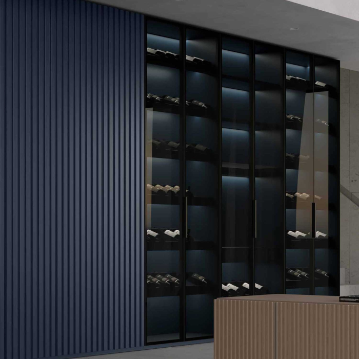 Colonna armadio per parete attrezzata Lounge con ante in laccato effetto plissé e vetro