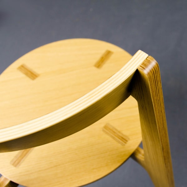 Dettaglio della sedia in legno impiallacciato Sparta