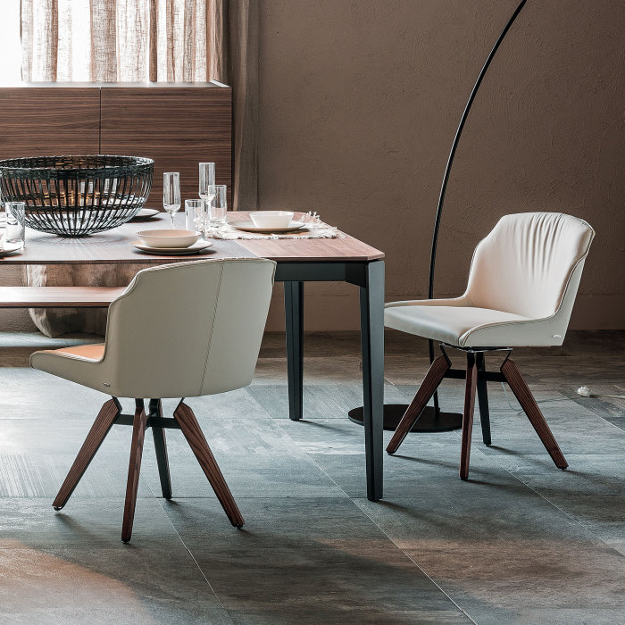 Sedie Bianche Alla Tavola Di Legno Nell'interno Della Sala Da