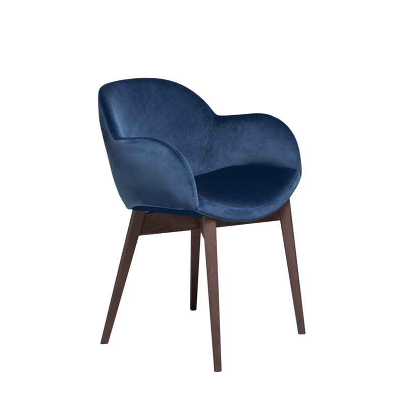 Sedia poltroncina in velluto blu con gambe in legno massello Beetle