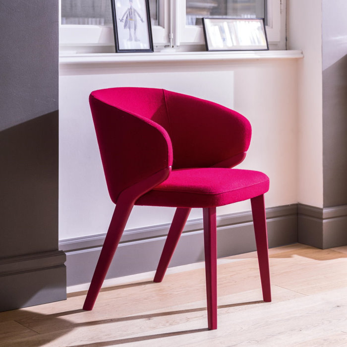 Sedia poltroncina in tessuto fucsia con gambe in legno abbinate Matilde