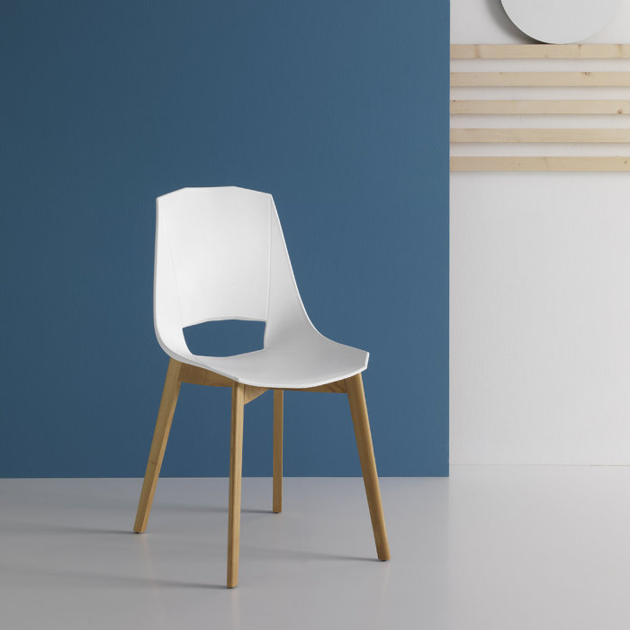 Sedia in stile nordico in plastica bianca e legno chiaro Nicole