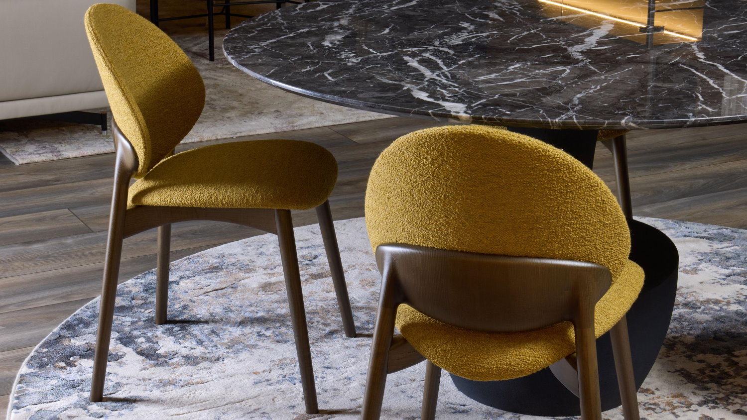 Sedia con seduta e schienale rivestiti in tessuto bouclé giallo | Jewel