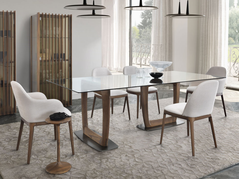 Soggiorno con tavolo di design e sedie in tessuto e legno
