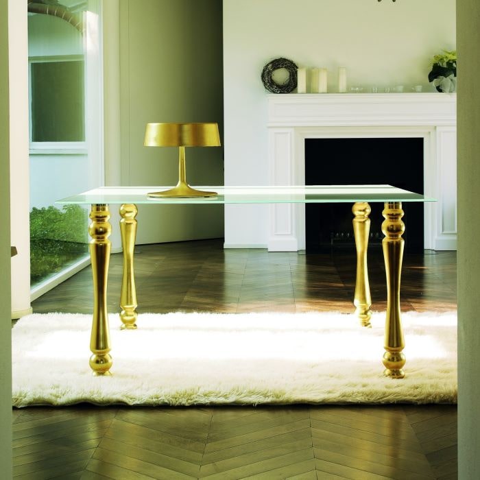 Tavolo con piedi torniti color oro Giove