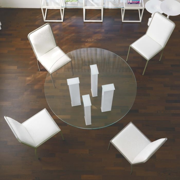 Tavolo con gambe bianche di forma diversa Giove