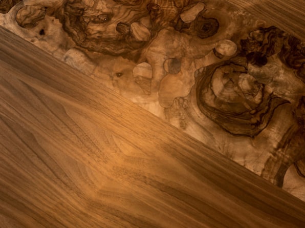 Dettaglio del piano in legno e radica del tavolo Asako