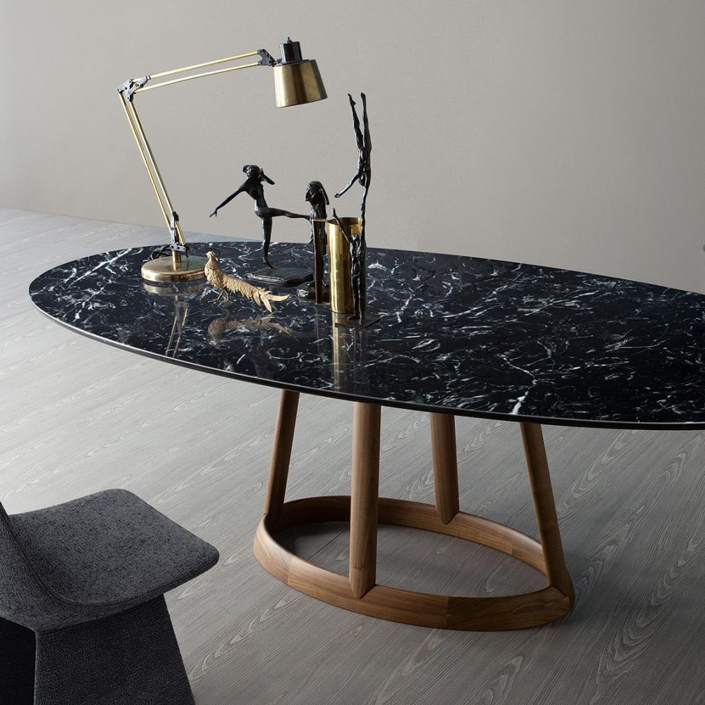 Tavolo ovale con piano in effetto marmo nero venato bianco e base centrale in legno Greeny