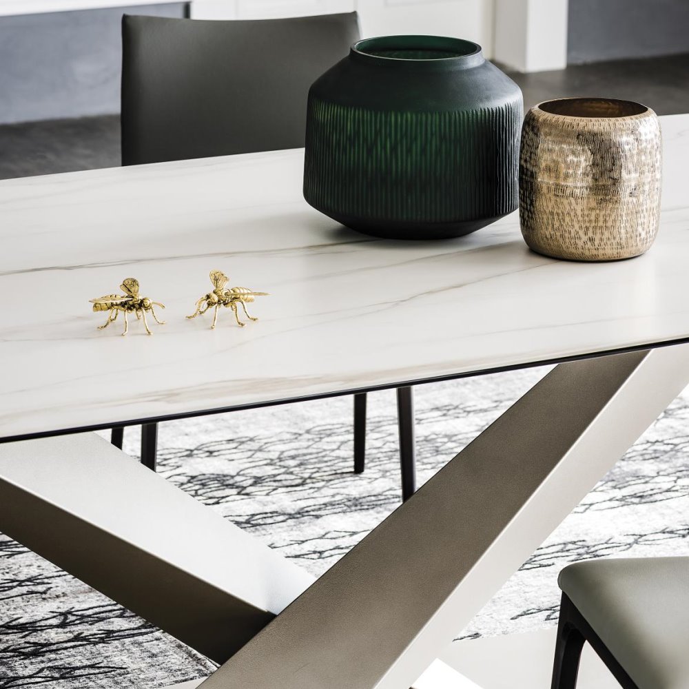 Dettaglio di un tavolo con piano in ceramica effetto marmo Stratos di Cattelan